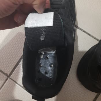 Satın Aldığım Ayakkabıda Yapışkan Sorunu Ve Mağaza İlgisizliği