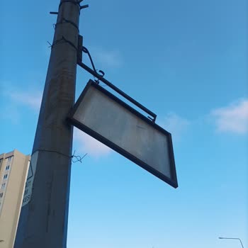 Gevşemiş Tabela Yaya Güvenliğini Tehdit Ediyor: Acil Müdahale Bekleniyor