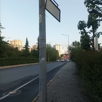 Gevşemiş Tabela Yaya Güvenliğini Tehdit Ediyor: Acil Müdahale Bekleniyor