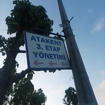 Gevşemiş Tabela Yaya Güvenliğini Tehdit Ediyor: Acil Müdahale Bekleniyor