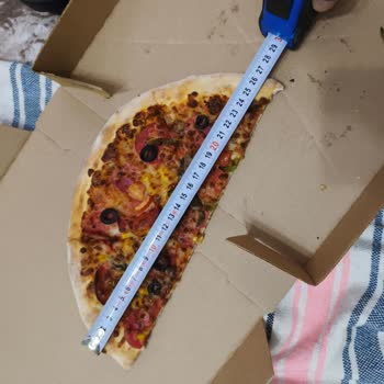 Domino's Pizza'da Orta Boy Pizzaların Küçük Ve Malzemesiz Gelmesi