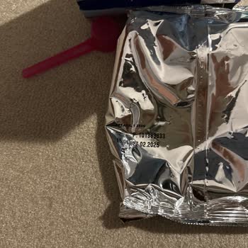 Tarihi Geçmiş Mama Satışı Ve Mağaza Personelinin İlgisizliği Nedeniyle Şikayetçiyim