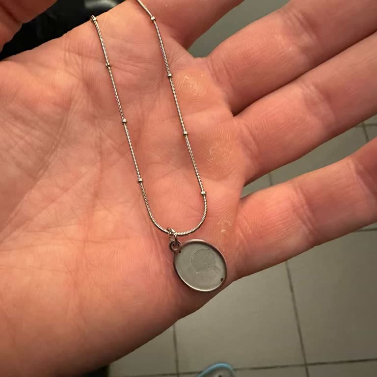 Kolyenin Taşı Hemen Düştü, İlgisiz Ve Saygısız Satıcı