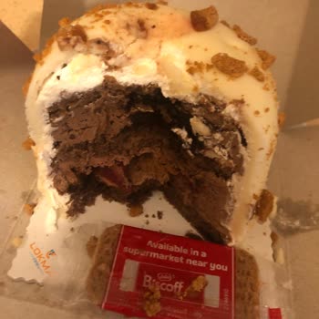 Ovit Unlu Mamulleri'nden Aldığım Pasta Ekşimiş İçindeki Çilekler Bozulmuş Haldeydi