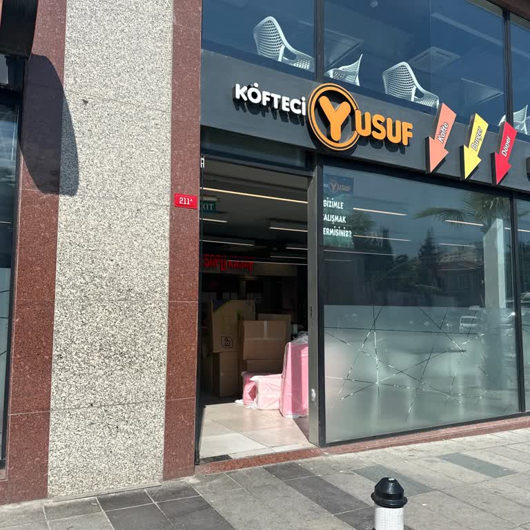 Köfteci Yusuf'ta Kasap Bölümünde Çalışan Personelin Kaba Davranışı Şaşırttı