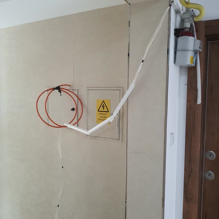 Türk Telekom Ekiplerinin Dikkatsiz Çalışması Apartmana Zarar Verdi