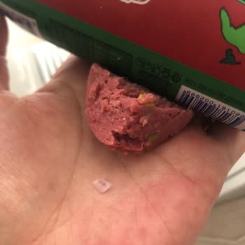 Torku Fıstıklı Salamdan Çıkan Sert Plastik Parçası Şok Etti