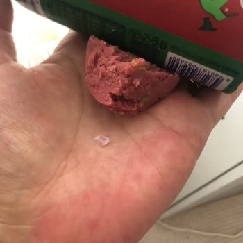 Torku Fıstıklı Salamdan Çıkan Sert Plastik Parçası Şok Etti