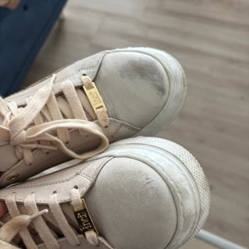 Yeni Alınan Ayakkabının Boyası İlk Giyişte Soyuldu