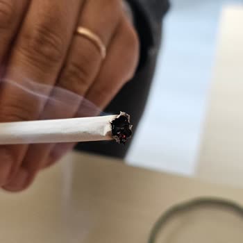 Parliament Midnight Blue Sigarasında Patlama Ve Tütün Dökülmesi Sorunu