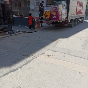 BİM Sevkiyat Tırı Apartman Girişini Sürekli Kapatıyor Çözüm Bekliyorum