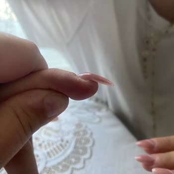 Alinda Nail Studio (Bornova) İstediğim Model Ve Renk Yapılmadı, Tırnaklarım Zarar Gördü