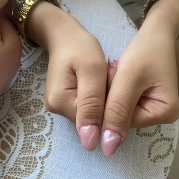 Alinda Nail Studio (Bornova) İstediğim Model Ve Renk Yapılmadı, Tırnaklarım Zarar Gördü