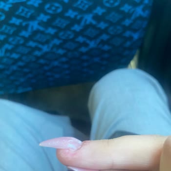 Alinda Nail Studio (Bornova) İstediğim Model Ve Renk Yapılmadı, Tırnaklarım Zarar Gördü