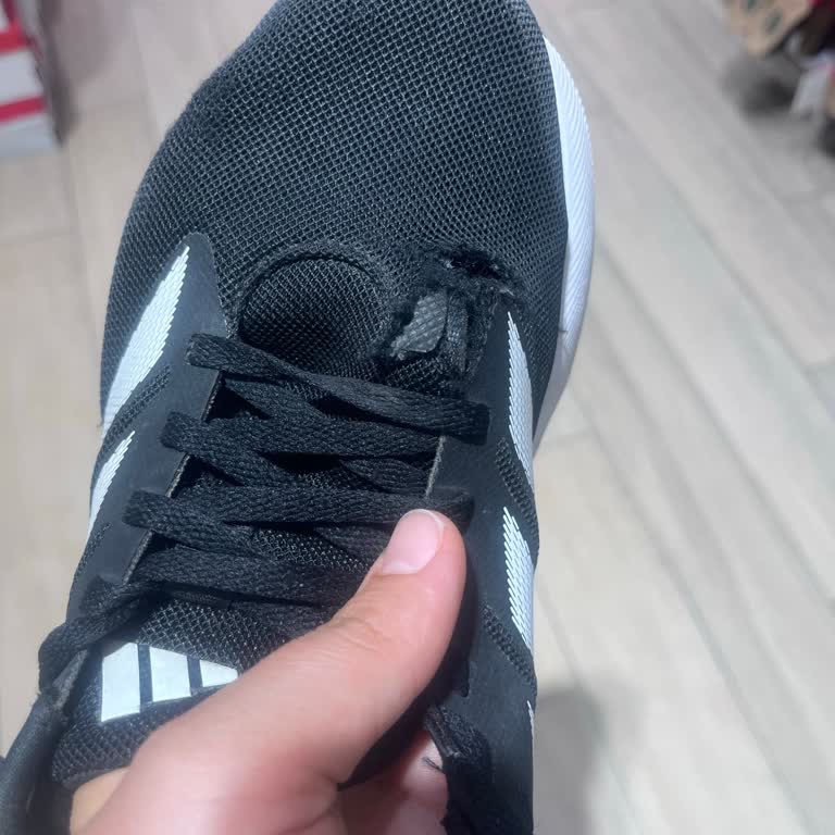 Kısa Sürede Yırtılan Adidas Ayakkabı Ve Olumsuz FLO İnceleme Sonucu