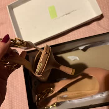 My Nine West Heel’s Leather Peeled Without Use