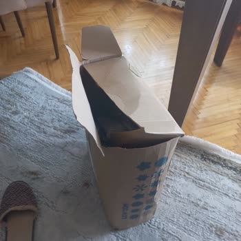 Kargo Teslimatı Sırasında Kutu Hasarlı Ve Çalışan İlgisizdi