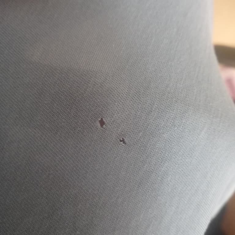 Mavi'den Alınan Tişört İlk Yıkamada Delindi