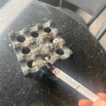 Parliament Midnight Blue Sigarada Odun Parçaları Ve Sönme Sorunu