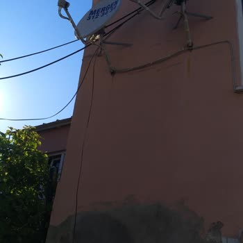 Evimin Duvarında Bırakılan Kablolar Yüzünden Mağdurum