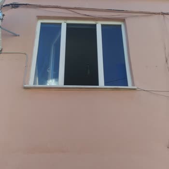 Evimin Duvarında Bırakılan Kablolar Yüzünden Mağdurum