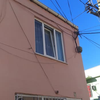 Evimin Duvarında Bırakılan Kablolar Yüzünden Mağdurum