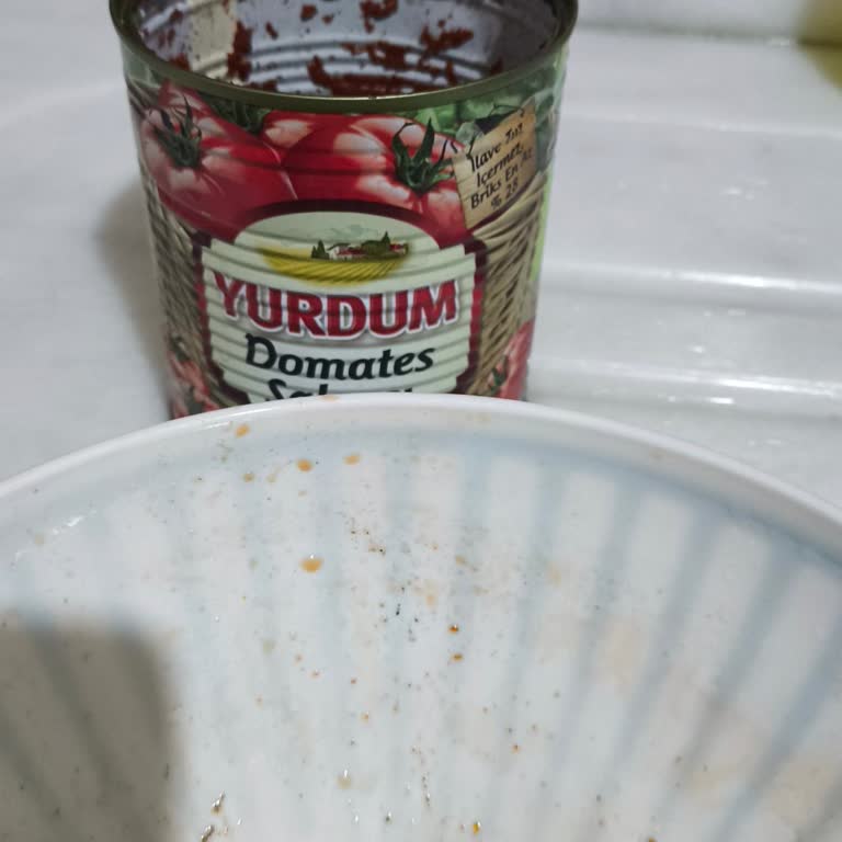 BİM'den Alınan Salçadan Kum Çıkması Ve Sağlık Endişesi