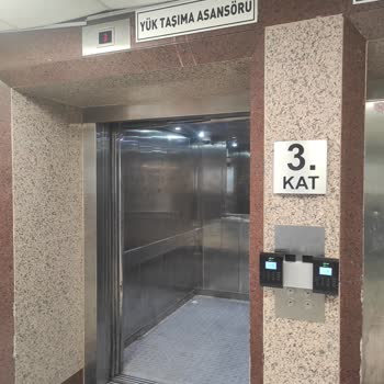 Ameliyat Sonrası Hastalar Çöplerle Aynı Asansörde Taşınıyor Hijyen Yok