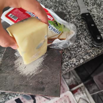 Markalı Kaşar Peynirinin Hızla Küflenmesi Ve Hayal Kırıklığı