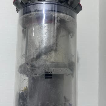 Dyson V11 Süpürge Toz Haznesi Kırmızı Lastik Sorunu Ve Değişim Talebi