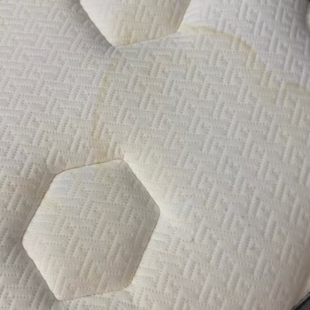 Yataş Yatakta Sarı Lekeler Ve Tüylenme Sorunu Garantiye Rağmen Çözülmedi