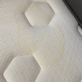 Yataş Yatakta Sarı Lekeler Ve Tüylenme Sorunu Garantiye Rağmen Çözülmedi