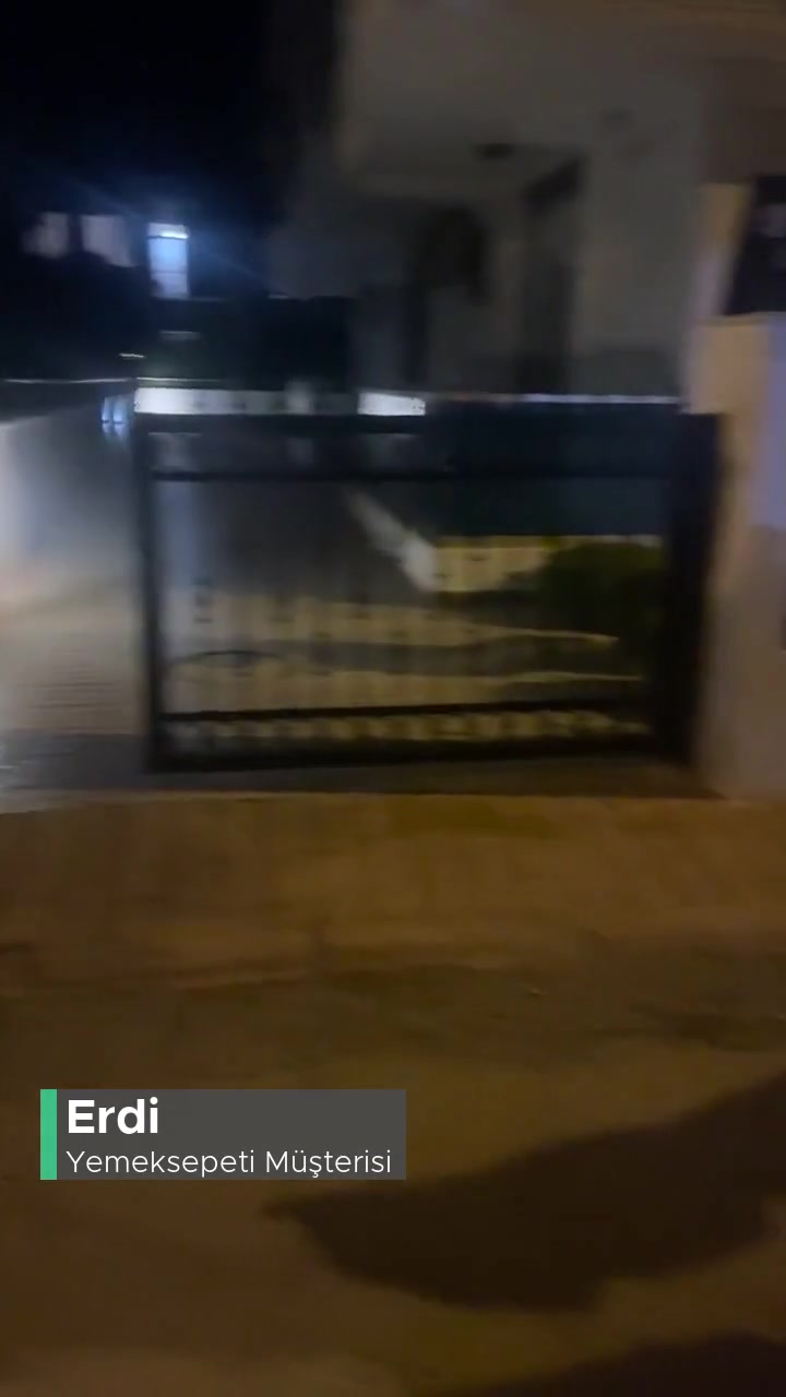 Yemeksepeti Kuryenin Dış Kapıyı Motorla Çarptırarak Açıp İçeriye Girmesi videonun kapak resmi