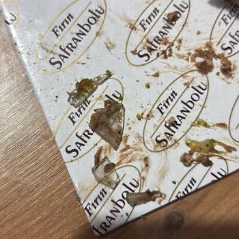 Fırın Safranbolu Pasta Cafe (Kartal) Aldığımız Pastanın İçinden Cam Çıktı