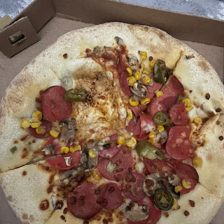 Pizzada Kalın Hamur Ve Az Malzeme Hayal Kırıklığı