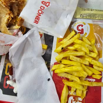 Dönerde Kızarmış Böcek Ve Umursamaz Personel Deneyimi