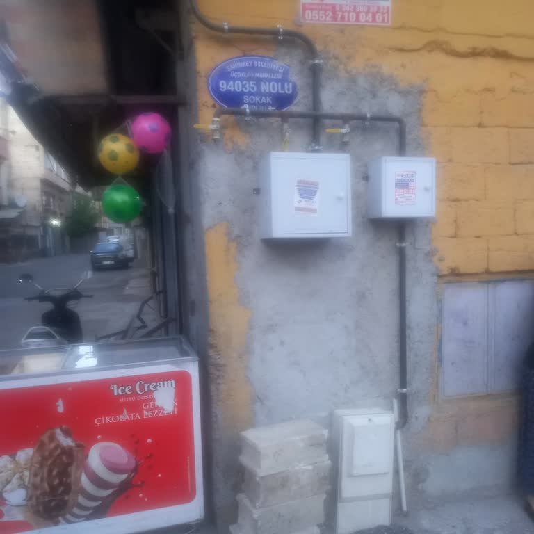 Kamuya Ait Alana Taş Koyan Bakkal Nedeniyle Araç Zararı