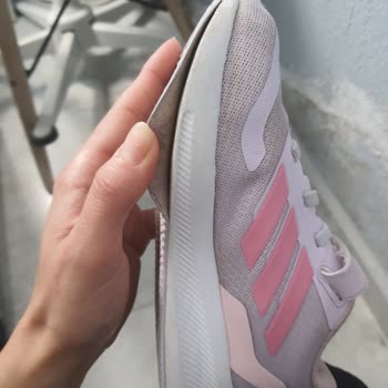Adidas Ayakkabının Altı Açıldı, Değişim Yapılmıyor!