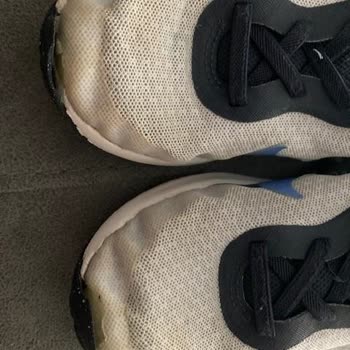 Boynerden Alınan Nike Ayakkabı 1 Ayda Açıldı Ve Sarardı Satıcı İlgisiz Kaldı
