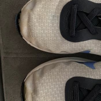 Boynerden Alınan Nike Ayakkabı 1 Ayda Açıldı Ve Sarardı Satıcı İlgisiz Kaldı