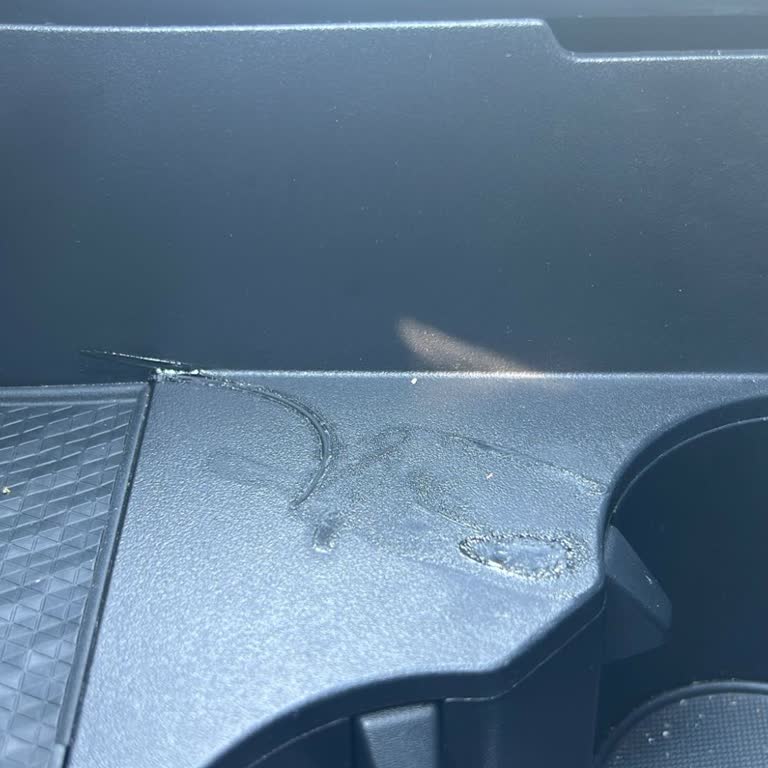 Yeni Renault Aracımda Bardaklık Güneşte Eridi, Servis Çözüm Sunmuyor