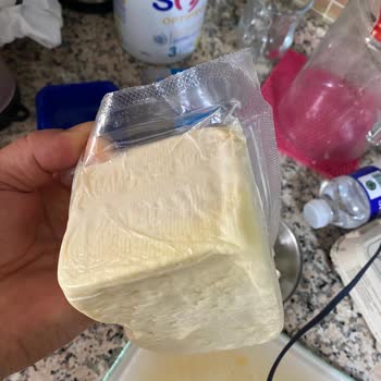 Son Kullanma Tarihi Geçmemiş Bozuk Peynir İçin Mağaza İlgisizliği