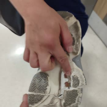 Aldığım Spor Ayakkabı Kısa Sürede Parçalandı Ve Rengi Attı