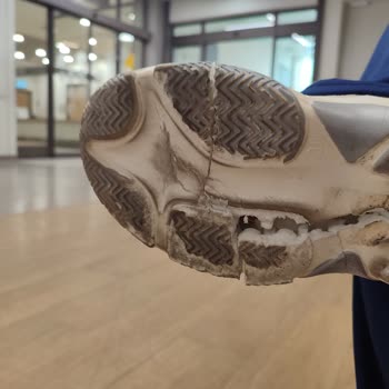 Aldığım Spor Ayakkabı Kısa Sürede Parçalandı Ve Rengi Attı