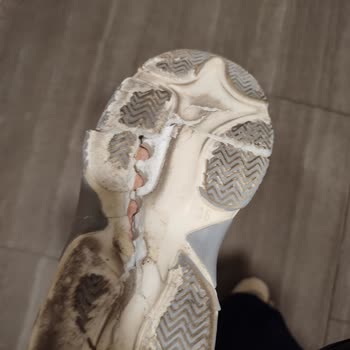 Aldığım Spor Ayakkabı Kısa Sürede Parçalandı Ve Rengi Attı