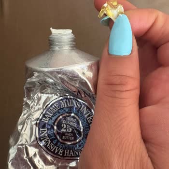 L'Occitane, objeto extraño en crema de manos Shea Butter
