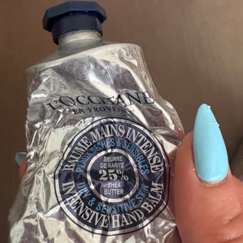 L'Occitane, objeto extraño en crema de manos Shea Butter