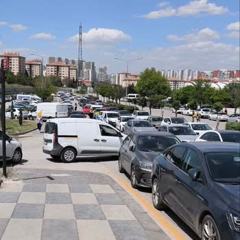 Sosyete Pazarında Otopark Ve Temizlik Sorunları Ziyaretçileri Mağdur Ediyor
