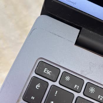 Huawei D16 Laptopumun Çerçevesi Nedensiz Şekilde Çatladı, Hayal Kırıklığı Yaşıyorum