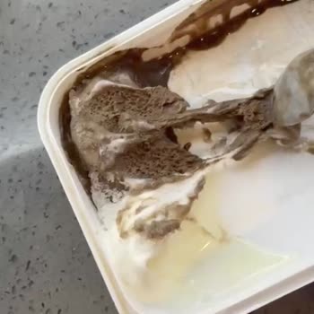 Algida Maraş Usulü Dondurmada Plastik Gibi Katman Ve Misafir Önünde Yaşanan Mağduriyet